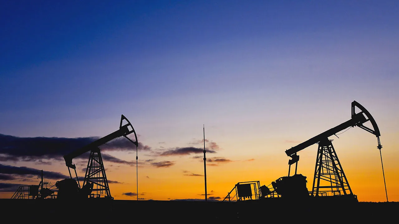 Oil Prices Sink Below $61 as Supply Fears Deepen Ahead of U.S.–Russia Talks